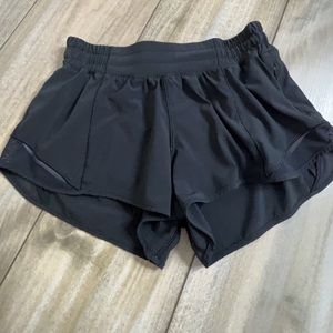 Lululemon Lowrise Black 2.5inch Hotty Hot Shorts Size:4
